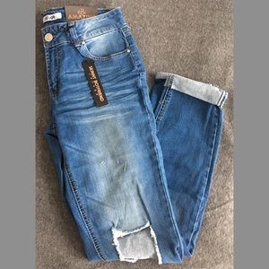 Skinny boyfriend jeans with knee rips